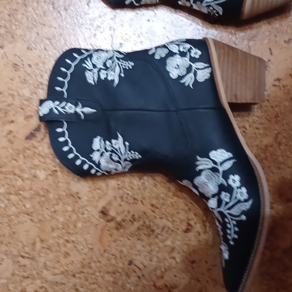 MIIM Black Vegan Leather Floral Embroidered Western Heeled Boots Size 8.5 - Picture 5 of 9